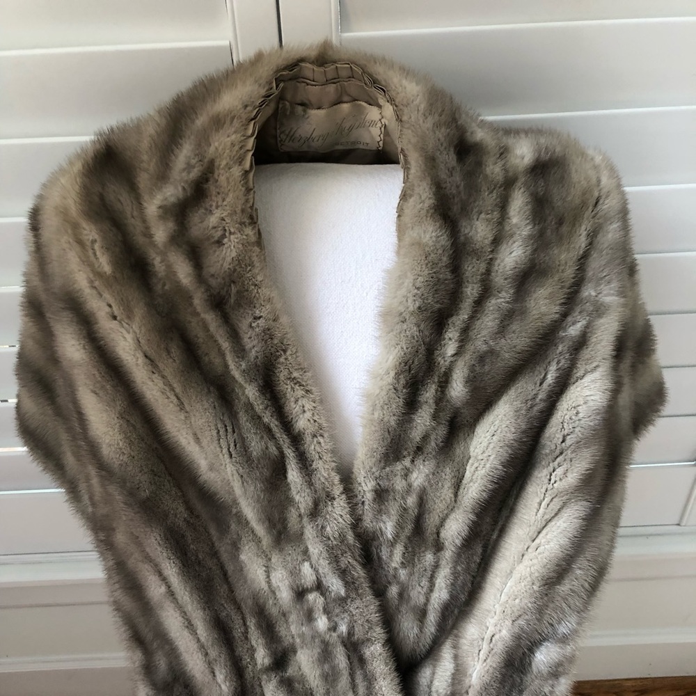 Fur shawl. Size med/large. Silk lined